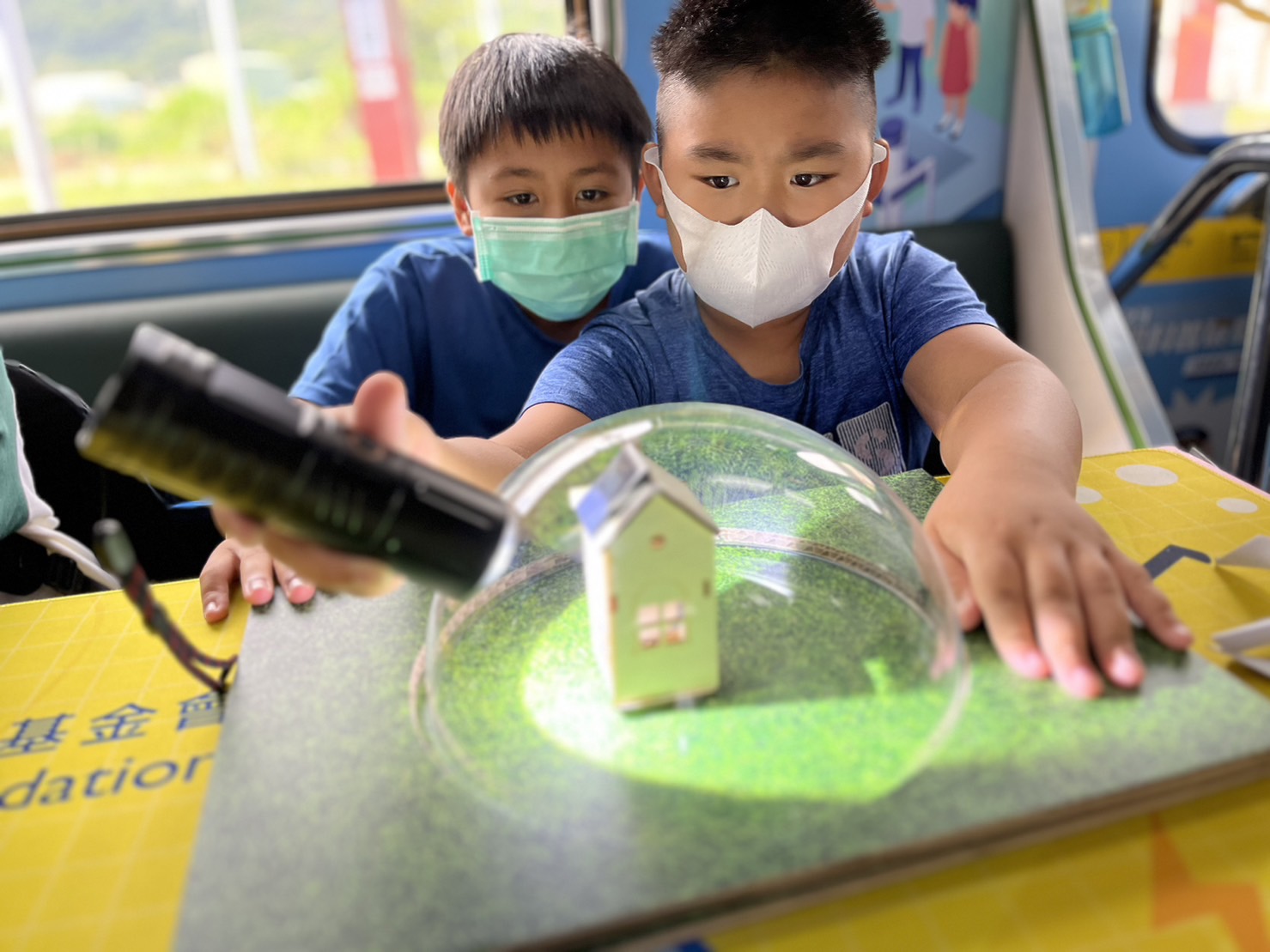 PT电子(中文)官网參與基礎科學主題車廂，以STEAM教學精神，設計「逐日科學家」、「太陽能工程師」以及「淨零建築師」三大能源科普課程和實驗