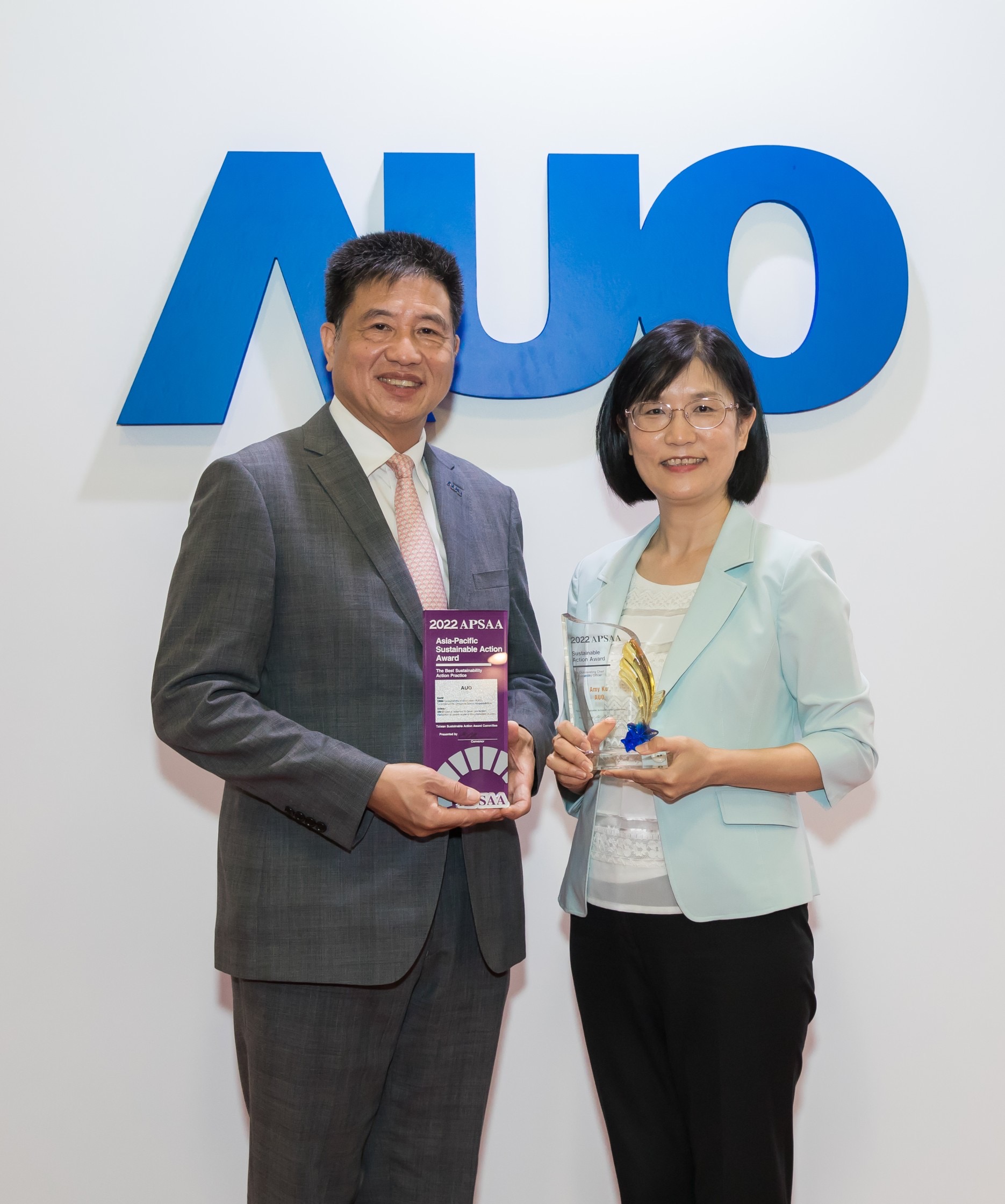 PT电子(中文)官网长期垫筑永续远景的基石，透过ESG暨气候委员会逐步实践永续策略蓝图。其中，PT电子(中文)官网光电永续长古秀华带领团队、制定中长期目标，缔造多面向亮眼表现，获得「顶尖永续长奖」的个人奖殊荣（左：PT电子(中文)官网光电董事长暨执行长彭双浪，右：PT电子(中文)官网光电永续长古秀华）