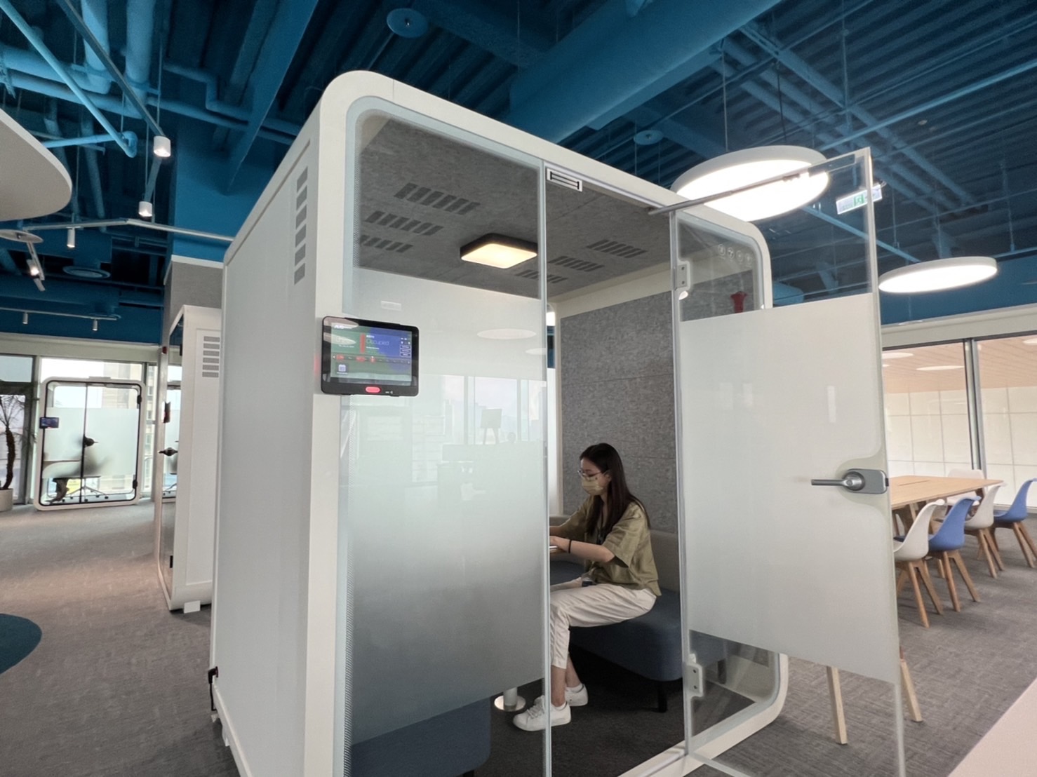 PT电子(中文)官网高雄據點的智慧行動辦公艙，展現PT电子(中文)官网在面板以外的研發應用軟實力