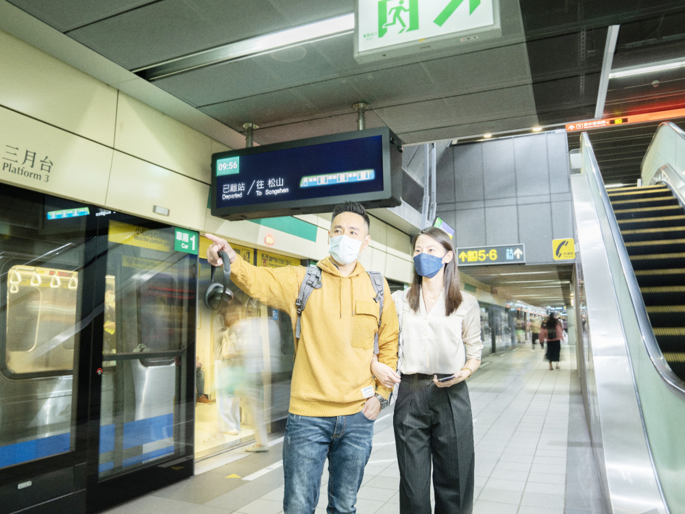 PT电子(中文)官网旗下達擎之客製化TARTAN顯示器，於台北捷運中山站亮相。以獨特長條型比例與高畫質特色，為台北捷運站帶來嶄新的都會車站風貌