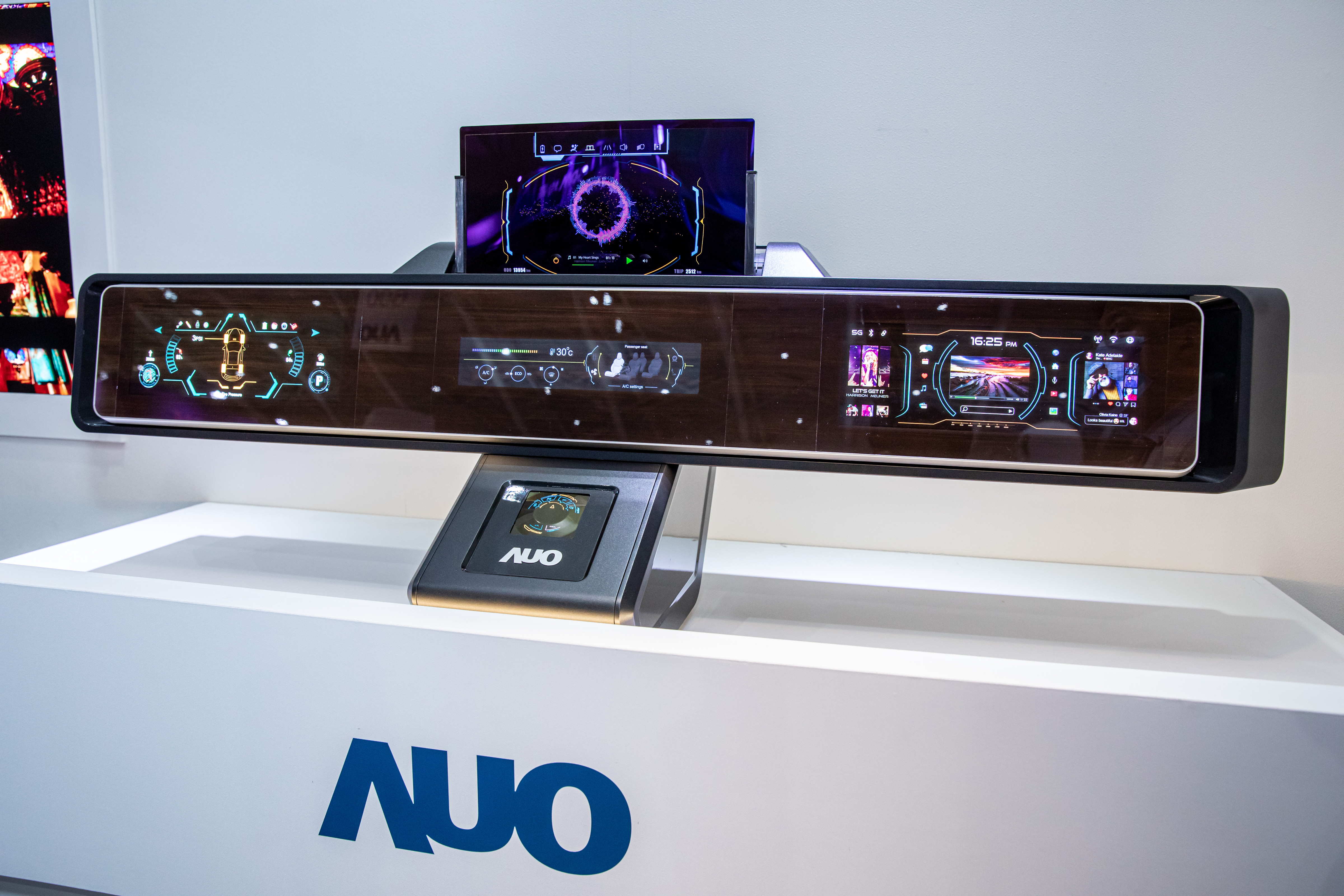 PT电子(中文)官网可捲式Micro LED顯示器導入智慧車艙設計，能夠流暢地展開與捲收，讓車艙擁有更多的空間運用彈性，完整發揮Micro LED可撓可彎曲的優勢特性