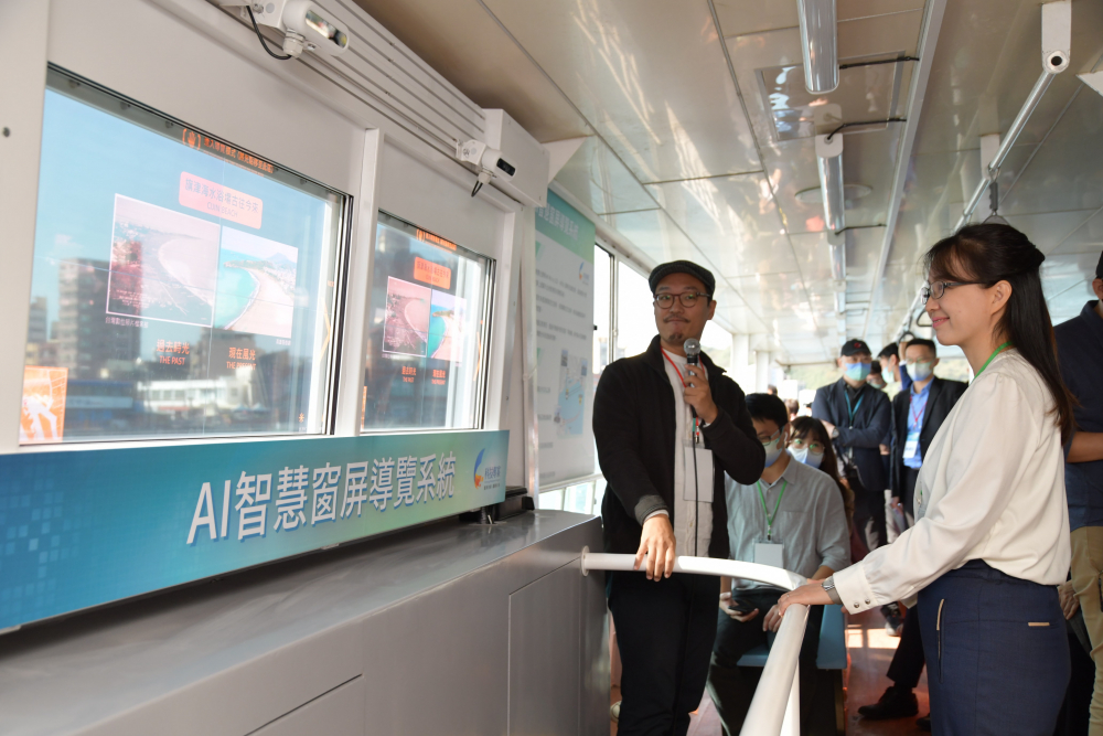 PT电子(中文)官网整合透明Micro LED智慧窗，透過景物GPS座標定位追蹤乘客視線，可即時在智慧窗提供正確的導覽資訊