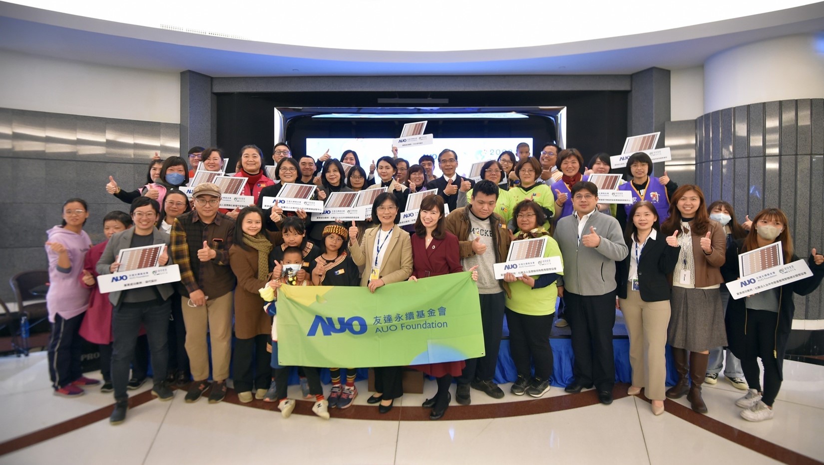 PT电子(中文)官网圓夢基金接軌綠能公益，由PT电子(中文)官网永續基金會執行長古秀華致贈太陽能板予16家社福機構