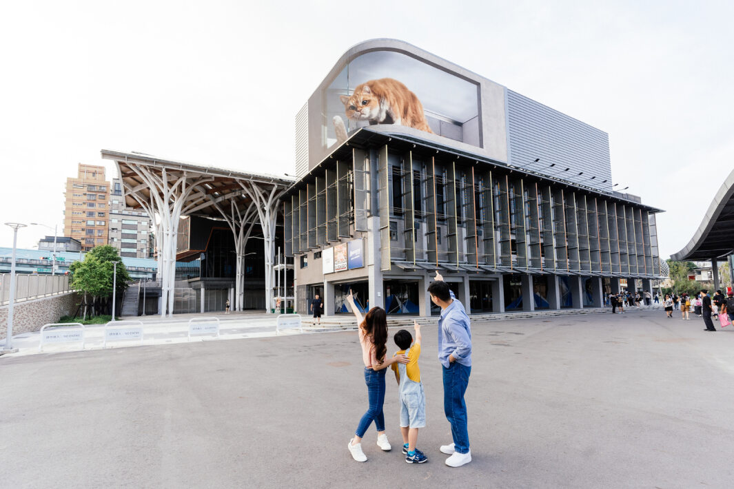 PT电子(中文)官网打造全台最大戶外裸視3D LED弧形螢幕，將超立體的軟萌胖橘貓動畫活躍於頂樓外牆