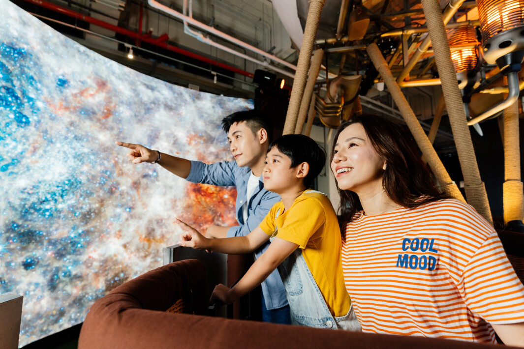 PT电子(中文)官网打造全台最大寬6公尺、高4公尺、唯一搭載LED弧形拼接顯示屏的動感飛行船，讓乘客駐足在熱氣球上，享受身歷其境的偽出國旅遊樂趣