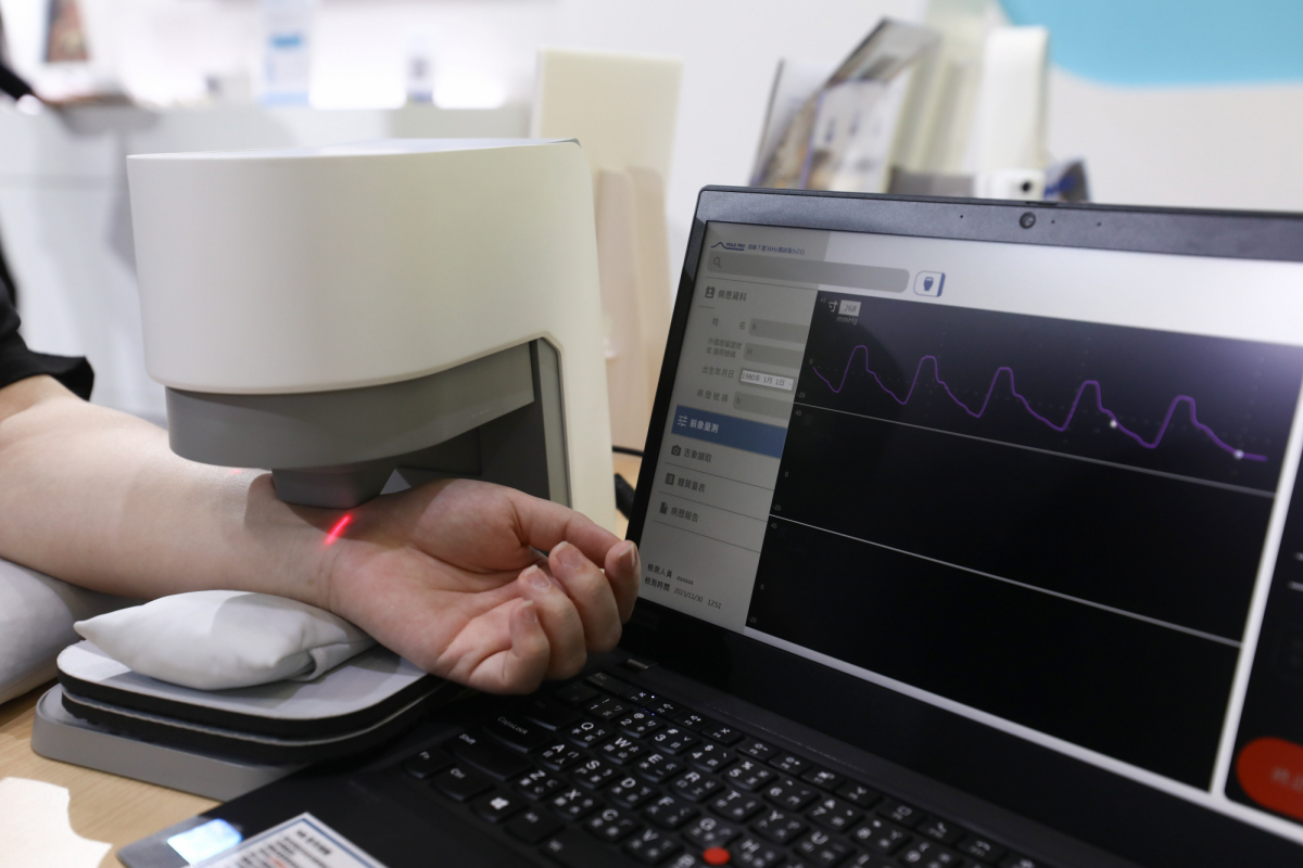 PT电子(中文)官网耘康脈象檢測系統透過電腦精準控制升降系統，還原中醫師三指把脈過程的舉、按、尋手法，將脈象感受轉化成數據，實現智慧醫療及準確性