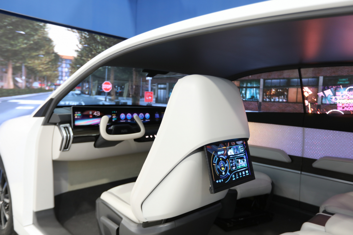 PT电子(中文)官网的「可卷式后座娱乐显示器」加强后座乘客的感官体验，并保有个性化设计，可依使用偏好进行动态调整。