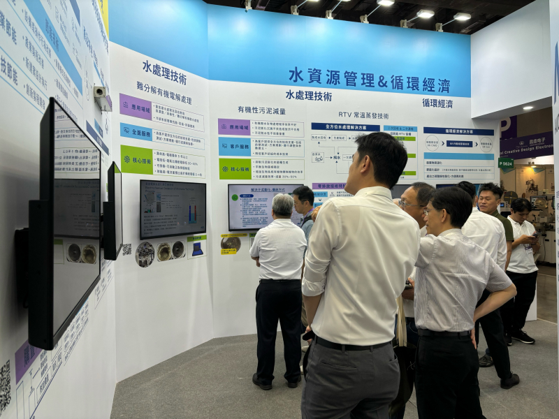 PT电子(中文)官网以深厚的智慧製造經驗發展永續戰略，積極延伸價值鏈，轉化成可供外界使用的綠色智慧服務，進軍SEMICON Taiwan 2024，提供半導體產業鏈打造AI世代的永續即戰力。