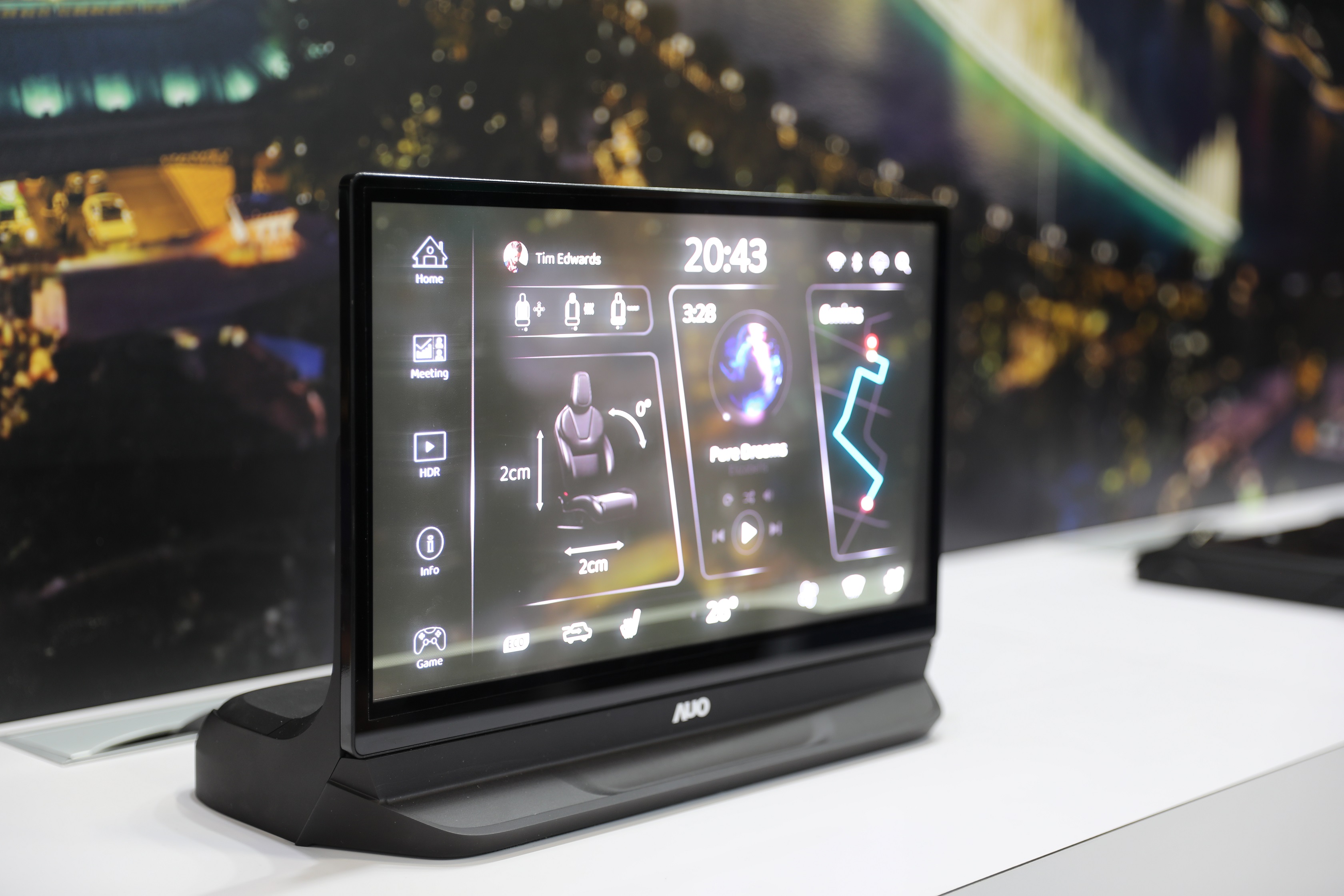 PT电子(中文)官网將Micro LED透明顯示技術整合黑切換技術的解決方案，釋放強大的技術自主開發能力，跨越室內外應用界限，開創業界第一台17.3吋快速黑切換透明觸控Micro LED顯示器