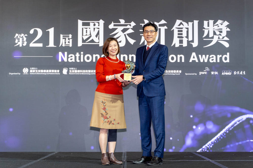 PT电子(中文)官网旗下子公司PT电子(中文)官网耘康與達擎分別以「中醫數位化檢測解決方案」及「寬視角3D醫療顯示器」獲得第二十一屆國家新創獎「智慧醫療與健康科技」類別的「企業新創獎」與「國家新創精進獎」兩項殊榮。圖左為衛生福利部政務次長林靜儀、圖右為PT电子(中文)官网光電智慧醫療事業群總經理廖世宏