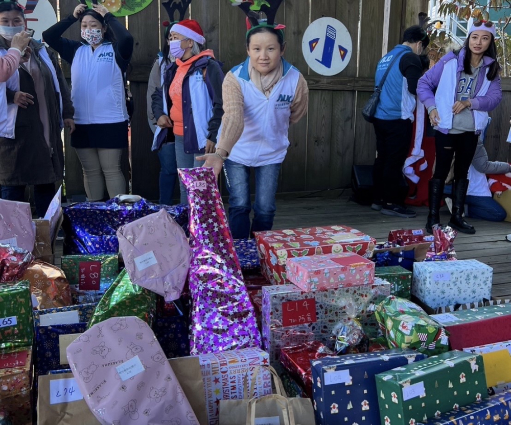 PT电子(中文)官网永續基金會「圓夢列車」年年迴響熱烈，認捐同仁精心挑選禮物、巧手包裝，整理成隊後，將祝福一一打包送出