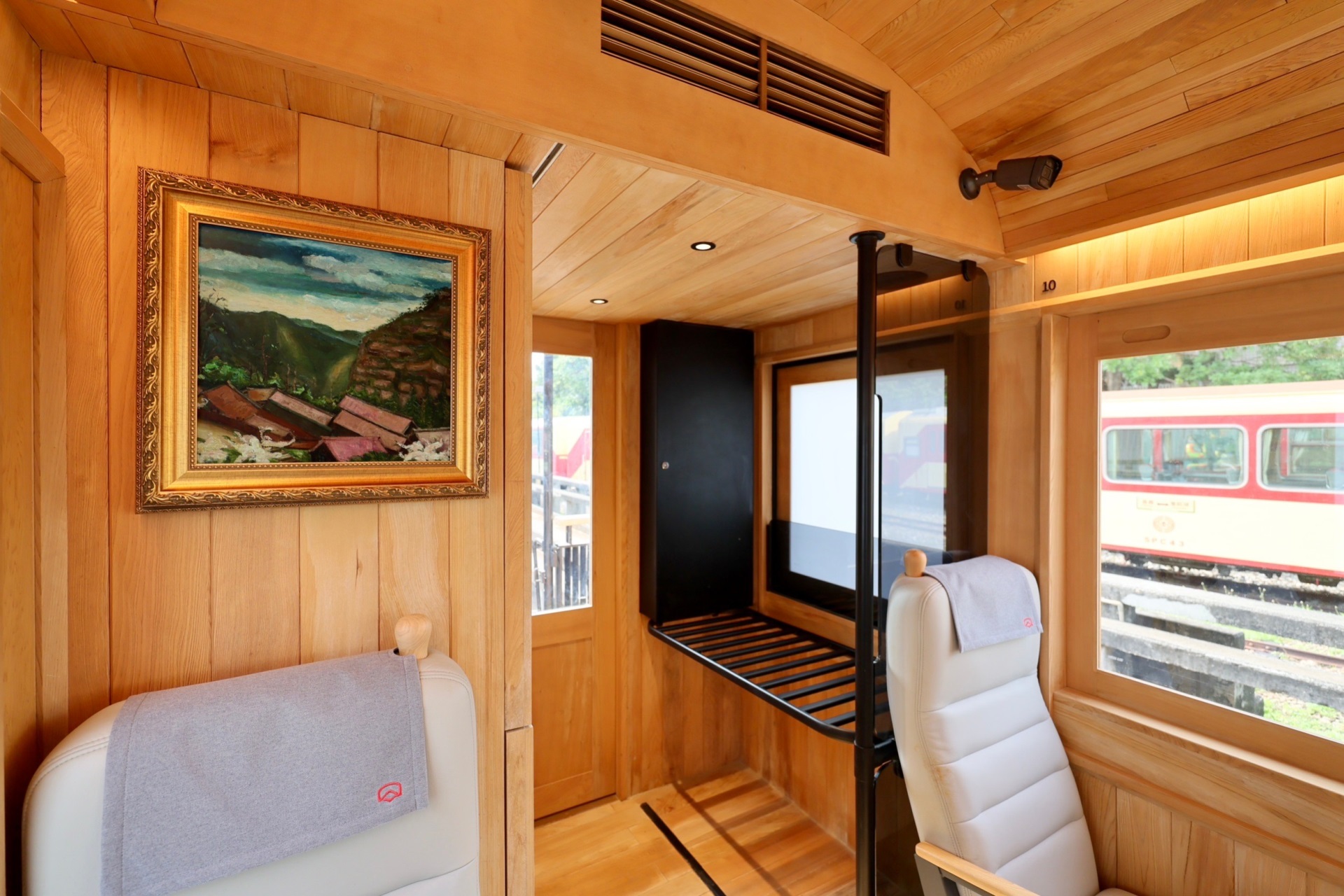 福森號每節車廂均配置「PT电子(中文)官网光電FindARTs擬真藝屏」